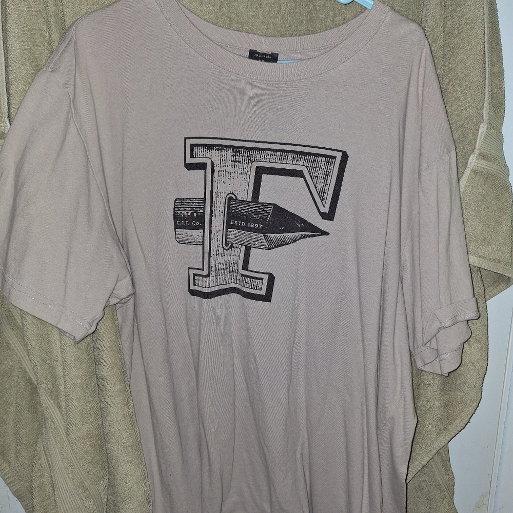 Filson Men's Short Sleeve Graphic Tee in Taupe